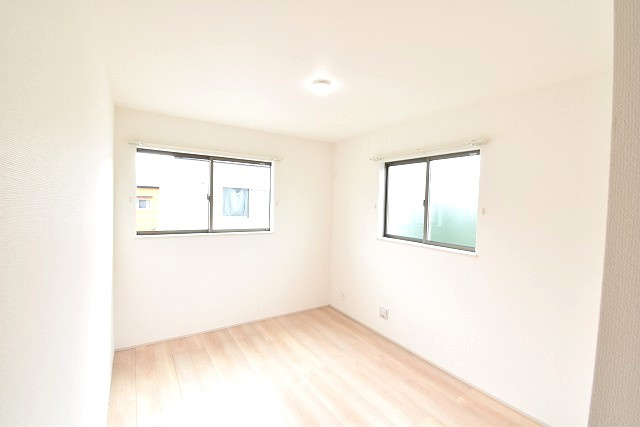 ハートフルタウン 　見和3丁目　169番　A号棟の洋室|採光バッチリ・通風良好です。
たっぷり差し込む陽光がお部屋を明るく照らします！