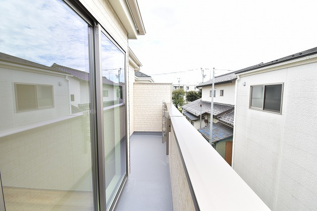 ハートフルタウン 　見和3丁目　169番　A号棟のバルコニー|日当たり良好なバルコニーです。気分転換に出るだけでも、晴れた日にお洗濯物やお布団を一気に干すのも気持ちがいい♪