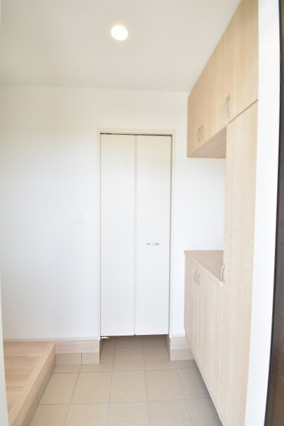 ハートフルタウン 　見和3丁目　169番　A号棟の玄関|シューズボックスの扉の中は可動棚ですので、しまいたいものに合わせて高さを自由に変えることができます。雨具やスポーツ用品もスッキリ片付くSICも配備しました。