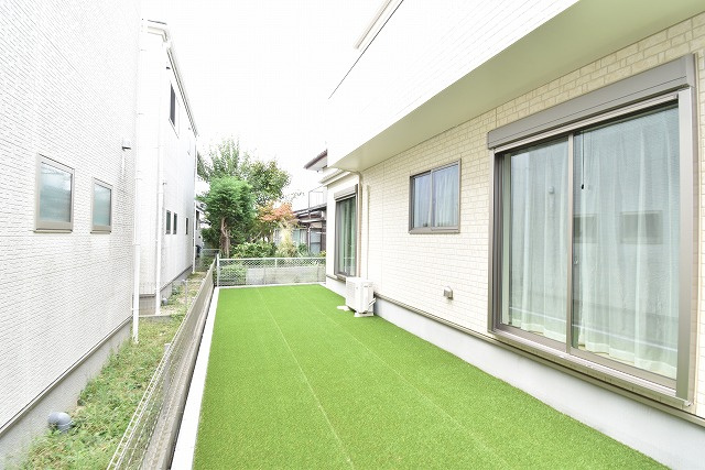 ハートフルタウン 　見和3丁目　169番　A号棟の庭|現在は人工芝を敷いてあります。家庭菜園に挑戦したり季節の花を育てるなど、毎日の暮らしに潤いをくれるお庭です。