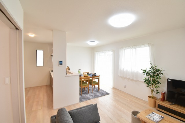 ハートフルタウン 　見和3丁目　169番　A号棟の居間・リビング|ナチュラルな色合いのLDKは家族が自然と寛げる場所にピッタリです。きっといつもの食事や何気ない会話も楽しくなりますね！ここから始まる「日常」がご家族にとってかけがえのない時間となりますように。