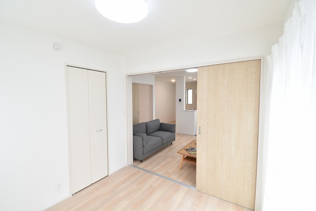 ハートフルタウン 　見和3丁目　169番　A号棟の洋室|1階洋室です。リビングとの間の引き戸を閉めて在宅ワークに、開放してキッズスペースに、など自由に空間を分けて使えます。収納も配備されております。