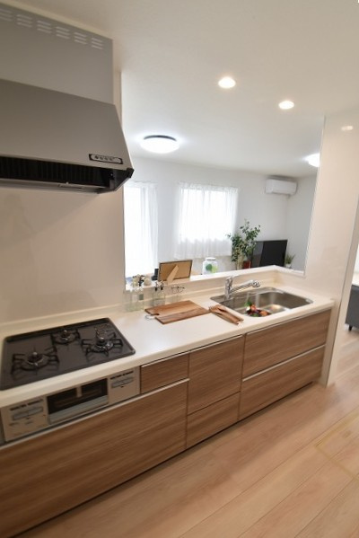 ハートフルタウン 　見和3丁目　169番　A号棟のキッチン|対面式システムキッチンは料理中や後片づけの間も会話が楽しめ、家族に一体感が生まれます。十分な広さのキッチンなら、家族での分担作業もはかどりそう！