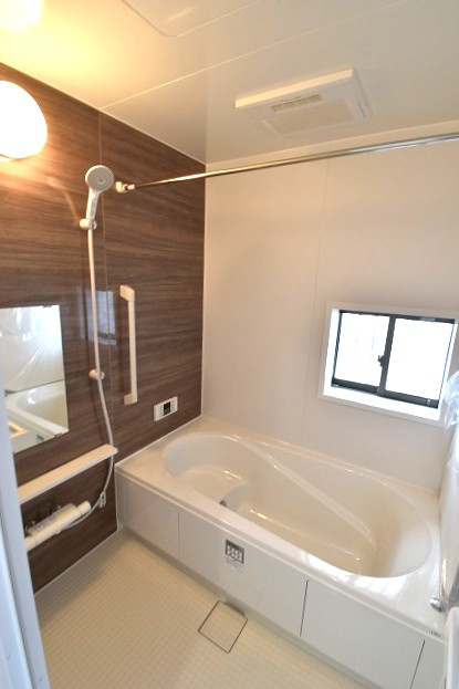 ハートフルタウン 　見和3丁目　169番　A号棟の浴室|ゆったりした1坪タイプシステムバスです。追い焚き機能付きで生活時間の違うご家族にもとても便利です！