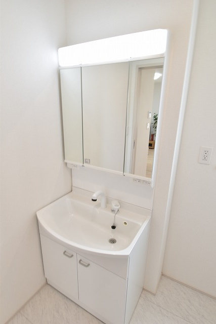 ハートフルタウン 　見和3丁目　169番　A号棟の独立洗面台|洗面台は洗練されたシンプルなデザインでお手入れも楽です。