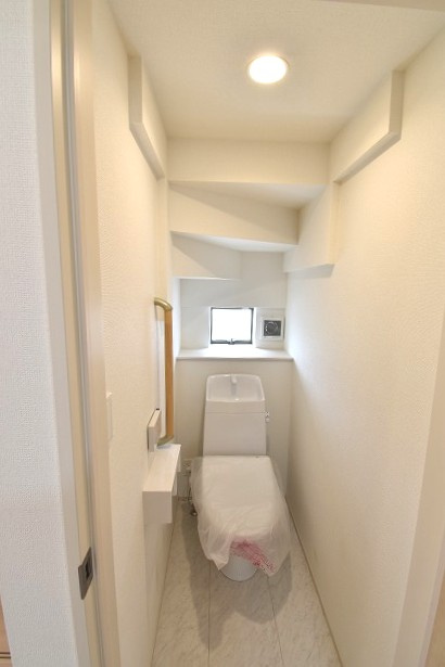 ハートフルタウン 　見和3丁目　169番　A号棟のトイレ|１階と２階、２ヶ所に清潔なトイレ。
毎日使う空間と機能だから、いつまでも清潔なスペースであってほしいのがトイレです。