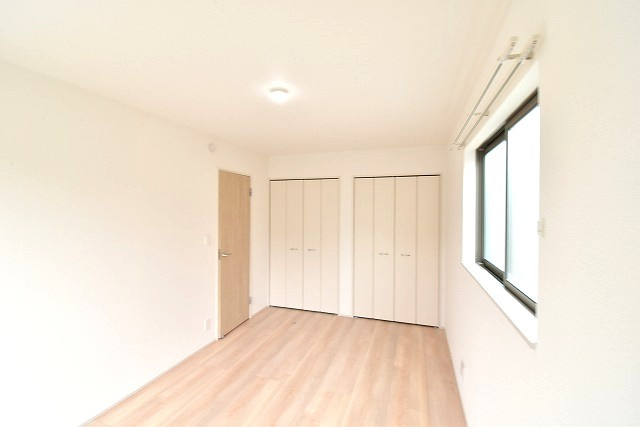 ハートフルタウン 　見和3丁目　169番　A号棟の洋室|フローリングなので重い家具も置けます。カーテンと家具を揃えるなどして、お好みのインテリアを楽しむことができます。収納スペースは全室に配備しております。