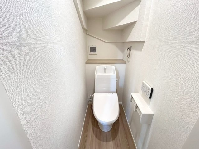 リナージュ　一宮市大毛第1期　全1区画分譲の浴室|１坪タイプの浴室でバリアフリー設計、タイル床でカビの発生を抑制します。窓付きなので換気も手軽ですね！
明るく清潔なバスルームで、快適なバスタイムをお過ごし頂けます！