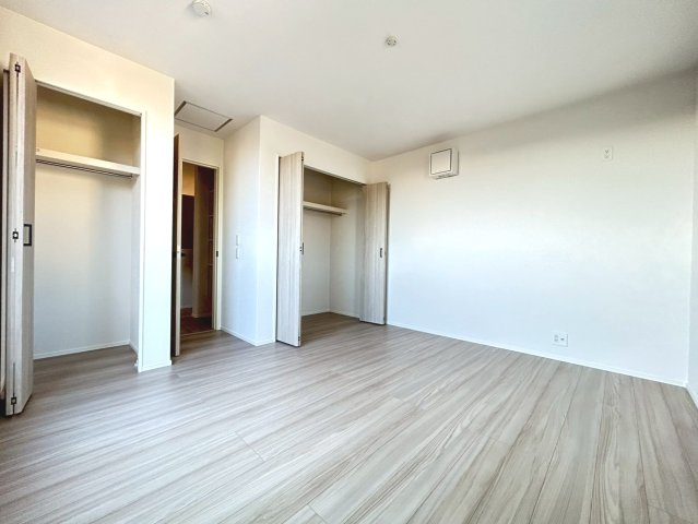 リナージュ　一宮市大毛第1期　全1区画分譲の独立洗面台|洗面洗髪化粧台です。物件により三面鏡または一面鏡の場合があります。詳しくは担当者までお問合せ下さい。
ミラーの内側はたっぷり収納で、お掃除も楽々です！水回りが清潔だと気持ちの良い１日を始められますね！