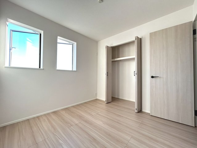 リナージュ　一宮市大毛第1期　全1区画分譲のトイレ|節水省エネの暖房便座シャワートイレです。２階はシャワー機能がない場合あり。担当者までお問合せ下さい。
凹凸の少ないお掃除しやすい設計で、清潔で明るい空間でトイレ時間も快適です。