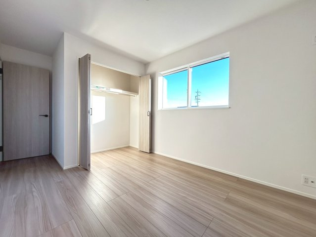 リナージュ　一宮市大毛第1期　全1区画分譲の寝室|全居室にたっぷり収納できる大型収納を設置。窓ガラスは断熱性能や結露防止効果の高い【ペアガラス】です。
統一感のある木目調×白色壁面のデザインで、お部屋が明るくスッキリみえます。