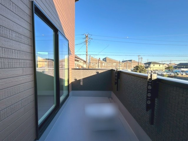 リナージュ　一宮市大毛第1期　全1区画分譲の玄関|玄関ドアの鍵はディンプルキーと、内側はサムターンキーになっており、防犯性の高い仕様になっています。
ディンプルキーは通常のシリンダー錠よりも複雑であり、複製・ピッキングされにくい形状の鍵です。