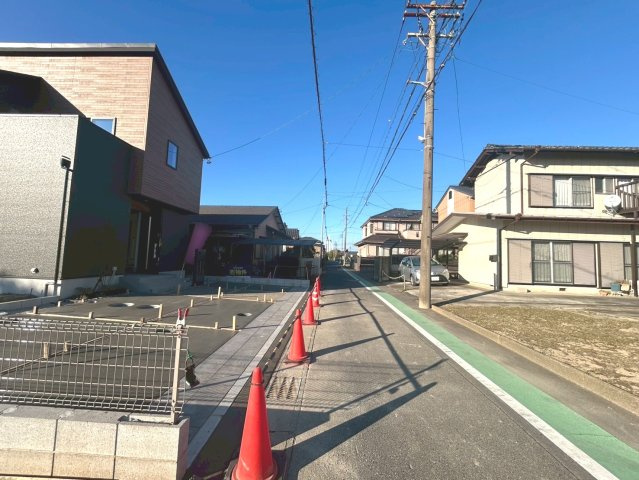 リナージュ　一宮市大毛第1期　全1区画分譲の玄関|大容量のシューズ収納付きで玄関周りもすっきり！玄関ドアからの光が玄関ホールを明るくしてくれます。