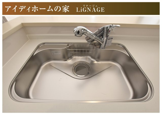 リナージュ　一宮市大毛第1期　全1区画分譲のキッチン|人造大理石をワークスペース部分トップに使用した機能的で美しいシステムキッチンを使用しています