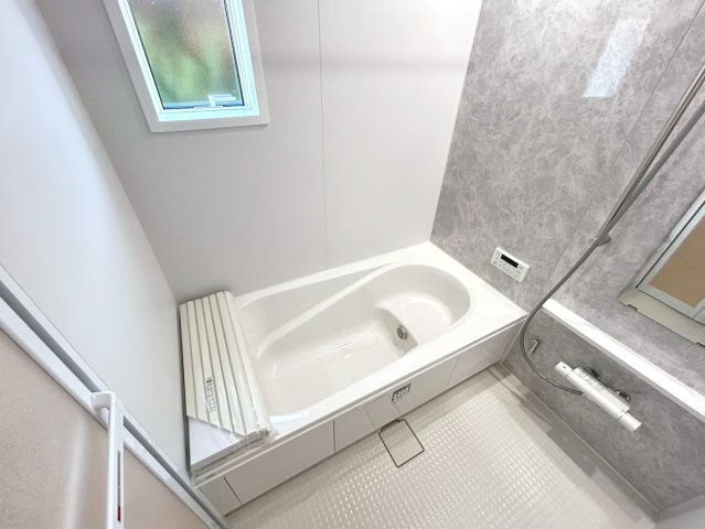 リナージュ　一宮市大毛第1期　全1区画分譲の居間・リビング|明るいリビングは広々とした設計で、家族が集い寛ぐ暮らしの空間です。日々の生活導線を考えた居住空間です。
将来にわたって住みやすくプランニングを重ねて設計された間取で日々の生活導線を考えた住宅です。