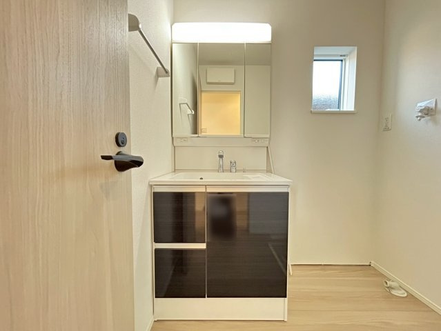 リナージュ　一宮市大毛第1期　全1区画分譲のキッチン|人造大理石をワークスペース部分トップに使用、大容量の収納もある、機能的で美しいシステムキッチンです。
フラットな造りでお掃除がしやすく、お掃除も楽々です。毎日使うキッチンが綺麗だとお料理も楽しめます。