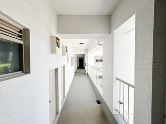 【その他共用部分】 | 共用廊下です。ここもきれいに清掃されています。周囲のお部屋の様子も、ぜひ伺ってみてください。～即日のご見学可能～　お問合せはお気軽にどうぞ。
