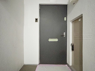 【その他共用部分】 | 皆様をお迎えする、お部屋の玄関ドア。開けやすさや開放角度、ドアノブの操作しやすさや鍵の形状などを、現地で一度ご確認ください。～即日のご見学可能～　お問合せはお気軽にどうぞ。