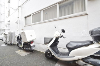 【駐車場】 | バイク置き場。空き区画の有無や駐輪料金、サイズおよび排気量規定などについては、改めてお問い合わせください。～即日のご見学可能～　お問合せはお気軽にどうぞ。