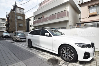 【駐車場】 | マンションの駐車場スペース。空きの有無や駐車料金、サイズ規定などについては、改めてお問い合わせください。～即日のご見学可能～　お問合せはお気軽にどうぞ。