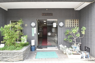 【エントランス】 | お客様を、そして住人を出迎えてくれるマンションのエントランス。ゴミが落ちていないことからも、管理状態の良さや住民の節度の高さが見て取れます。～即日のご見学可能～　お問合せはお気軽にどうぞ。