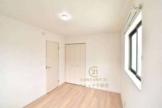 ハートフルタウン 　見和3丁目　169番　B号棟の洋室|折戸を開くと壁面クローゼット。衣類が横一列に並ぶためひと目で洋服が選びやすい！衣類をたくさんお持ちの方もスッキリ片付きます♪