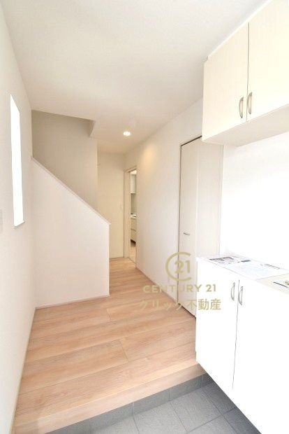 ハートフルタウン 　見和3丁目　169番　B号棟の玄関|たっぷり入る玄関収納です！扉の中は可動棚ですので、用途に合わせて高さを自由に変えることができます。ホールに窓があるので湿気がこもりにくく明るいのも嬉しいです。