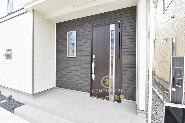 ハートフルタウン 　見和3丁目　169番　B号棟の玄関|玄関周りも洗練されたデザインです。玄関ドアにも断熱材が充填されており、冬の寒さが軽減されます。