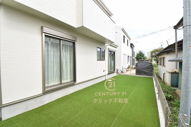 ハートフルタウン 　見和3丁目　169番　B号棟の庭|現在は人工芝を敷いてあります。家庭菜園に挑戦したり季節の花を育てるなど、毎日の暮らしに潤いをくれるお庭です。