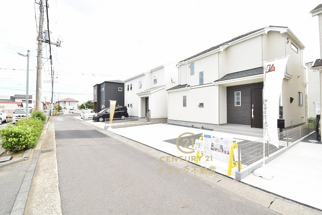 ハートフルタウン 　見和3丁目　169番　B号棟の駐車場|並列駐車可能なカースペースを確保。毎日のお車の出し入れがストレスなく行えます！
内覧可能です。ご予約はHPから、またお電話でも、お気軽にどうぞ。