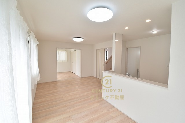 ハートフルタウン 　見和3丁目　169番　B号棟の居間・リビング|カーテンやラグの色、質感、選ぶ家具などでお部屋の雰囲気が変わります。お好みのインテリアを楽しみましょう♪白を基調とした内装ですので、あらゆるスタイルが馴染みます。