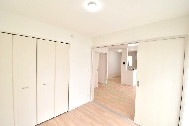 ハートフルタウン 　見和3丁目　169番　B号棟の洋室|1階洋室です。リビングとの間の引き戸を閉めて在宅ワークに、開放してキッズスペースに、など自由に空間を分けて使えます。収納も配備されております。