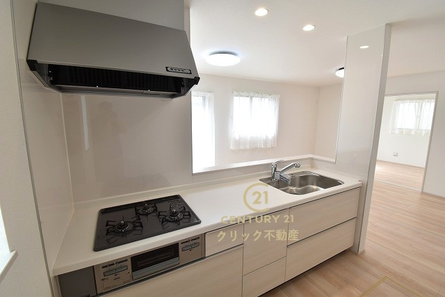 ハートフルタウン 　見和3丁目　169番　B号棟のキッチン|対面式システムキッチンは料理中や後片づけの間も会話が楽しめ、家族に一体感が生まれます。十分な広さのキッチンなら、家族での分担作業もはかどりそう！