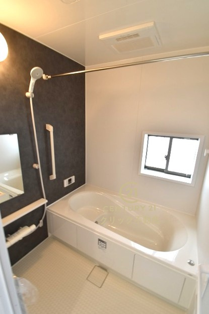 ハートフルタウン 　見和3丁目　169番　B号棟の浴室|ゆったりした1坪タイプシステムバスです。追い焚き機能付きで生活時間の違うご家族にもとても便利です！