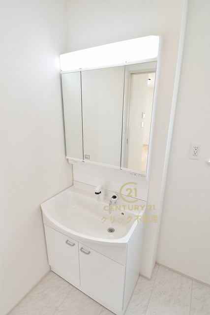 ハートフルタウン 　見和3丁目　169番　B号棟の独立洗面台|洗面台は洗練されたシンプルなデザインでお手入れも楽です。