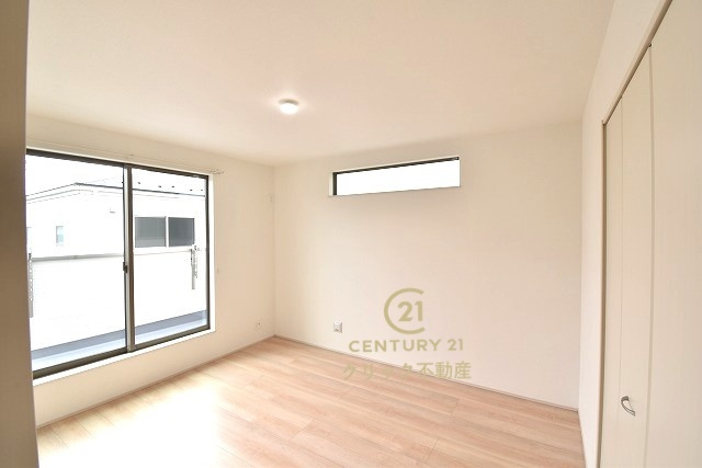 ハートフルタウン 　見和3丁目　169番　B号棟の洋室|フローリングなので重い家具も置けます。カーテンと家具を揃えるなどして、お好みのインテリアを楽しむことができます。収納スペースは全室に配備しております。