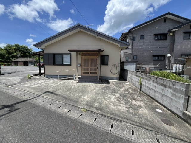 古城町1864中古住宅の駐車場