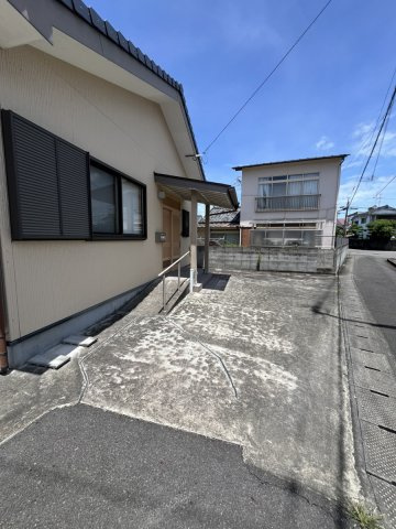 古城町1864中古住宅の駐車場