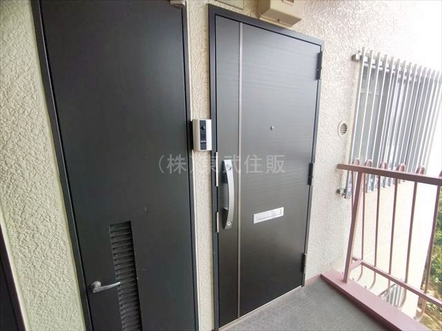 【玄関】 | コーラルハイツ志木２　弐号棟 | 便利なトランクルーム付きです
