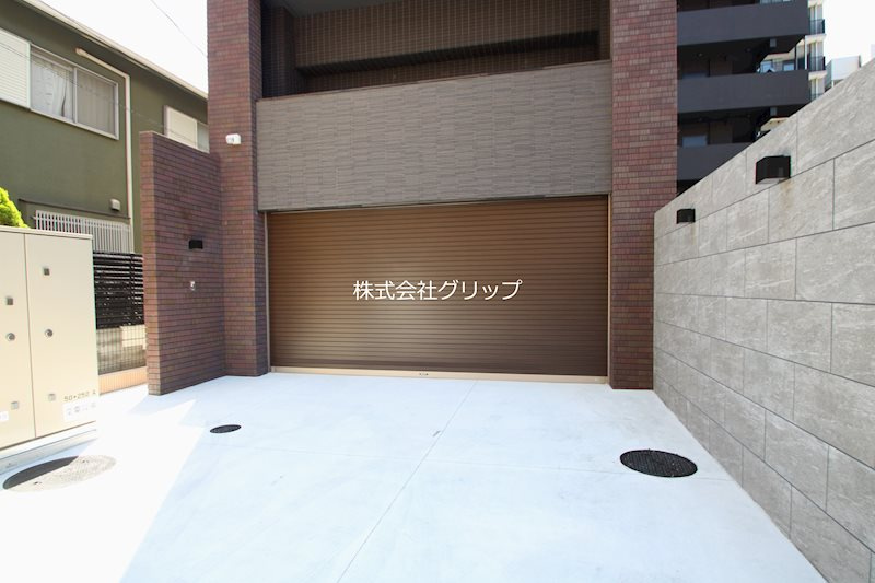 Le'a横濱阪東橋参番館の駐車場