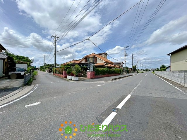 加須市志多見　中古一戸建ての前面道路含む現地写真