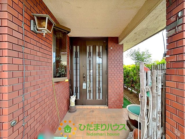 加須市志多見　中古一戸建ての玄関