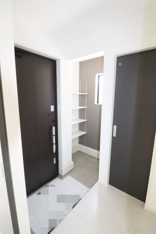 郡山市静町6期　　　  ２号棟　　　大成小学校、郡山第７中学区　の玄関