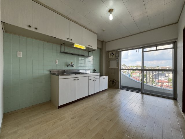 豊中市東寺内町の賃貸マンションの居間・リビング