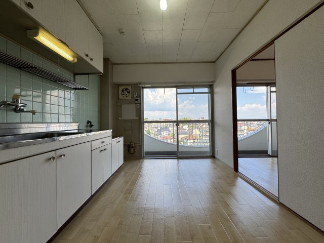 豊中市東寺内町の賃貸マンションの居間・リビング