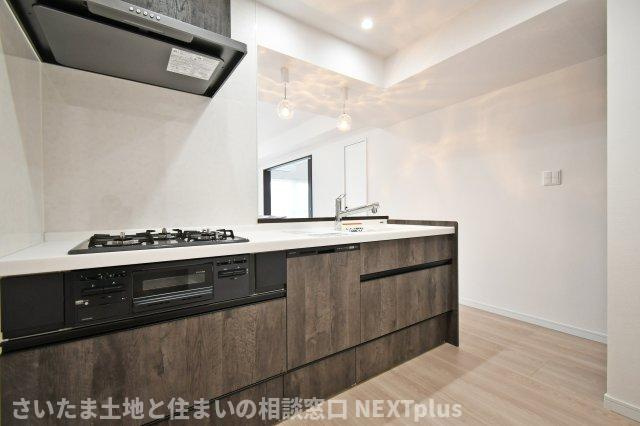 セザール大宮日進のキッチン|奥行きも横幅も広さがありますので、2人でお料理しても動きやすいゆったり空間でお料理が楽しくなります！カウンターキッチンはお料理をしながら家族の様子が見え、会話も弾むので人気な設備となっております！