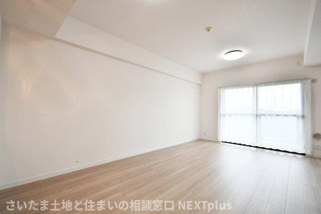 セザール大宮日進の居間・リビング|14.6帖LDK：南東向きに大きな窓があるので、朝から暖かい光が差し込む明るいリビングです。リビングスペースとダイニングスペースを分けやすい間取りなので、空間にメリハリがつきますね◎