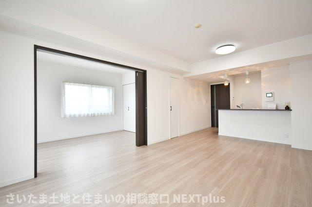 セザール大宮日進の居間・リビング|14.6帖LDK：隣の洋室を開放すると、20帖のリビングダイニングになり、開放感があります。南西側の壁に収納があるので、すぐに使いたいけど人に見せたくない掃除用具などもしまえて便利です！