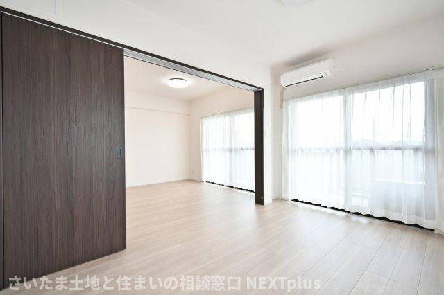 セザール大宮日進の洋室|洋室①6帖：リビングダイニング横の洋室なので、繋げて使用すると開放感があります！南東側と南西側の2面採光なので、朝から夕方まで暖かい光が入ります。バルコニーにも出られるお部屋です。