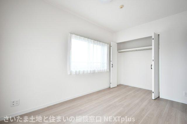 セザール大宮日進の洋室|洋室①6帖：クローゼットにはハンガーパイプがついているのでかけるだけの収納ができ、家事ラクに！大切なお洋服もシワなく収納できます◎勉強机とベットを置いてもゆとりのある広さなので、お子様部屋にも◎